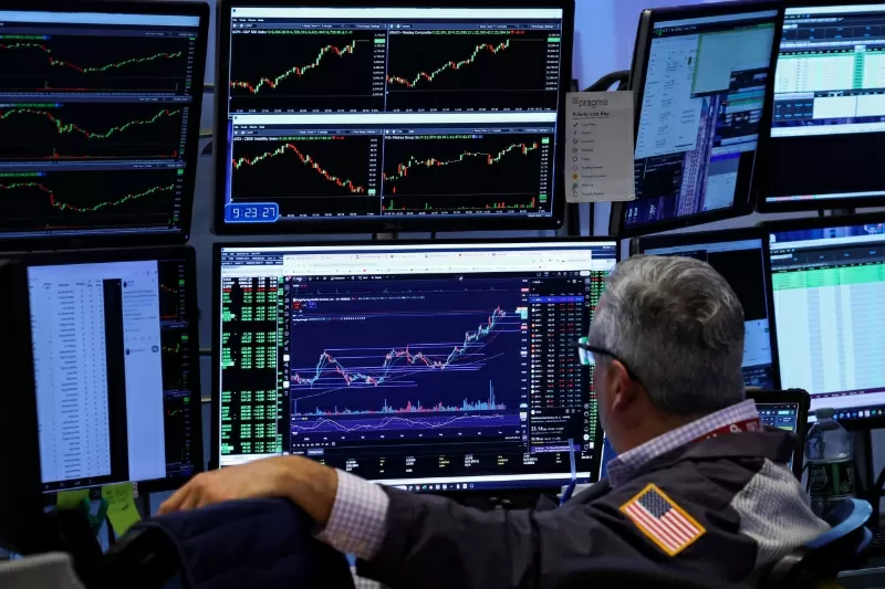 Bolsas de NY fecham em leve alta após dados nos EUA; S&P 500 renova recorde