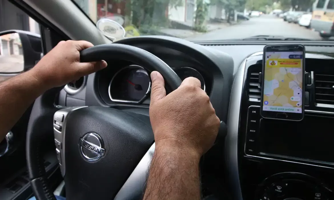 Prefeitura de SP notifica Uber e 99 por preços abusivos em corridas de app