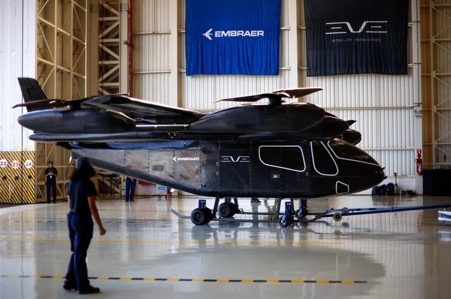 Eve, da Embraer, realiza primeiro voo do protótipo de “carro voador”; ação EMBJ3 sobe