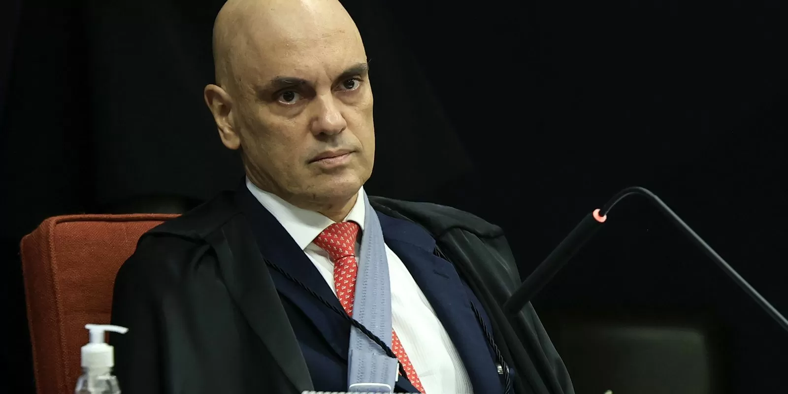Moraes autoriza Bolsonaro a fazer cirurgia, mas nega prisão domiciliar