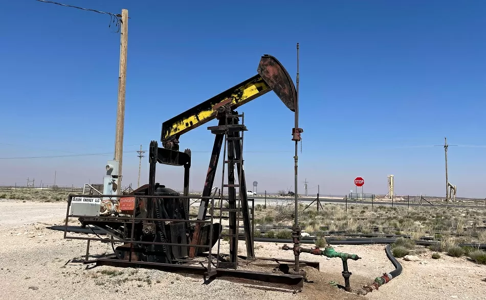 Petróleo fecha em queda com ajuste após ganhos e liquidez reduzida