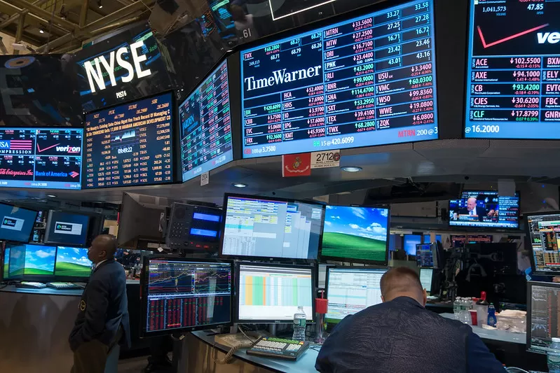 Bolsas de NY fecham em leve baixa com liquidez reduzida, mas sobem 1% na semana