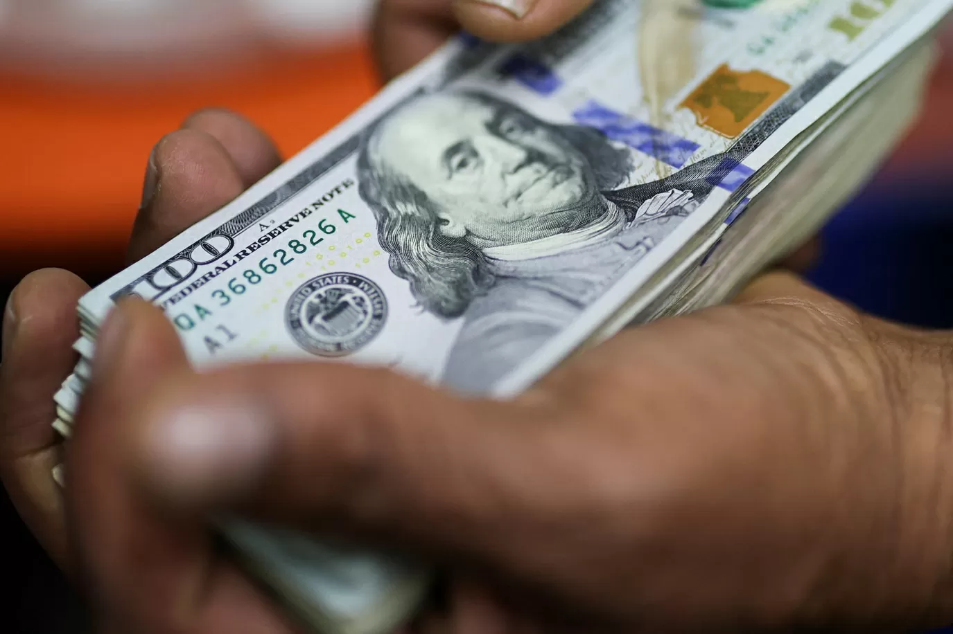 Dólar à vista fecha em alta de 0,25%, a R$5,5451 na venda