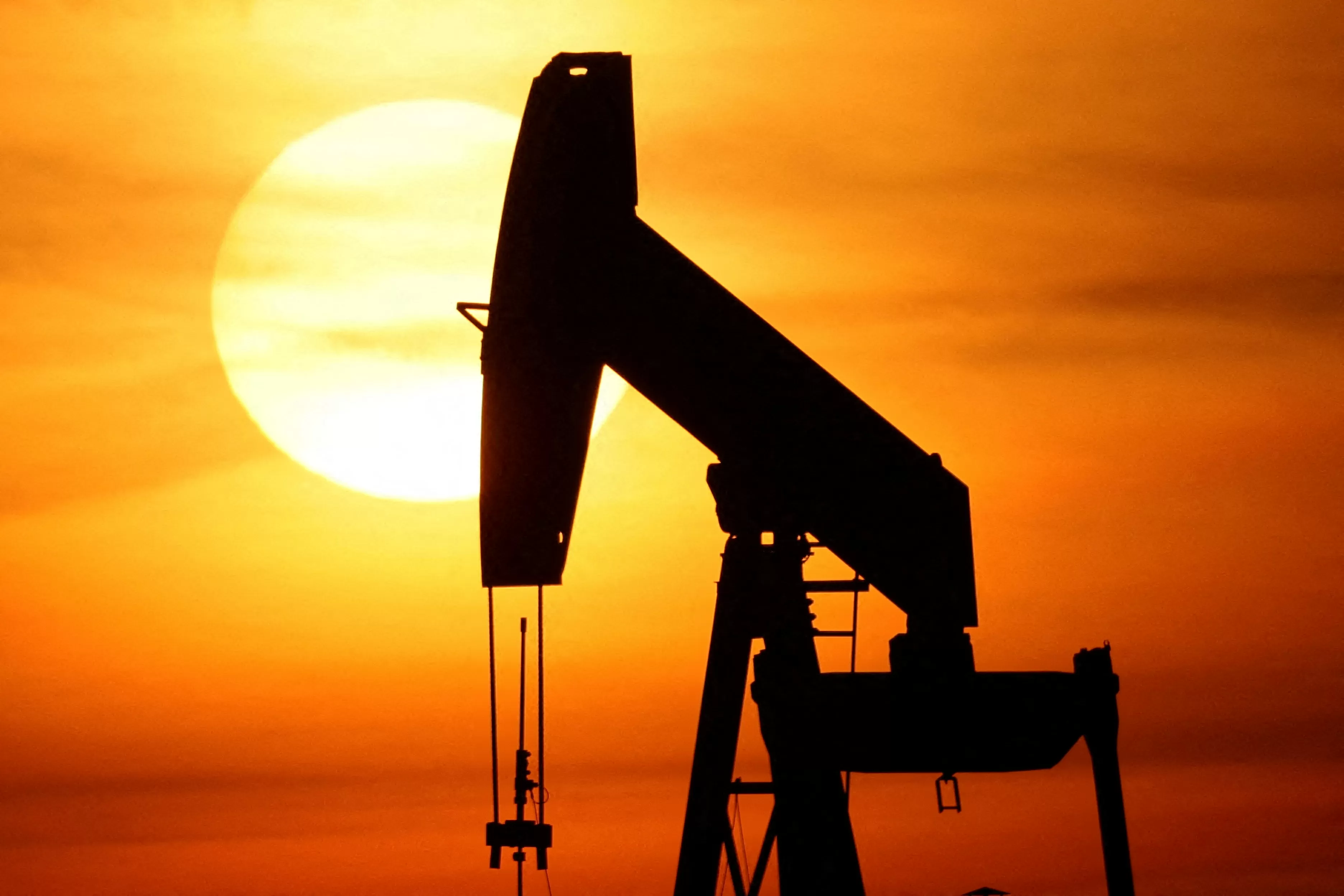 Petróleo passa a cair após Trump diminuir tom sobre possíveis ataques ao Irã