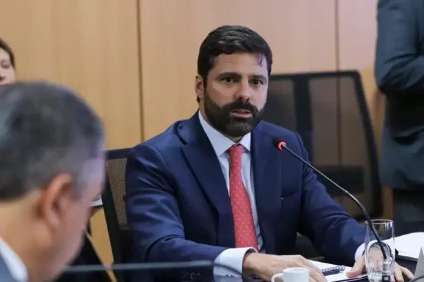 Lula nomeia ministro interino da Justiça e PT disputa futura vaga na Segurança