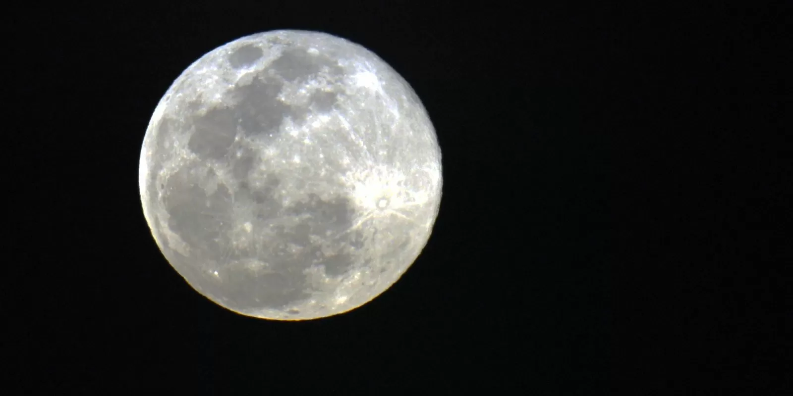 Primeira Superlua de 2026 pode ser vista neste sábado (03)