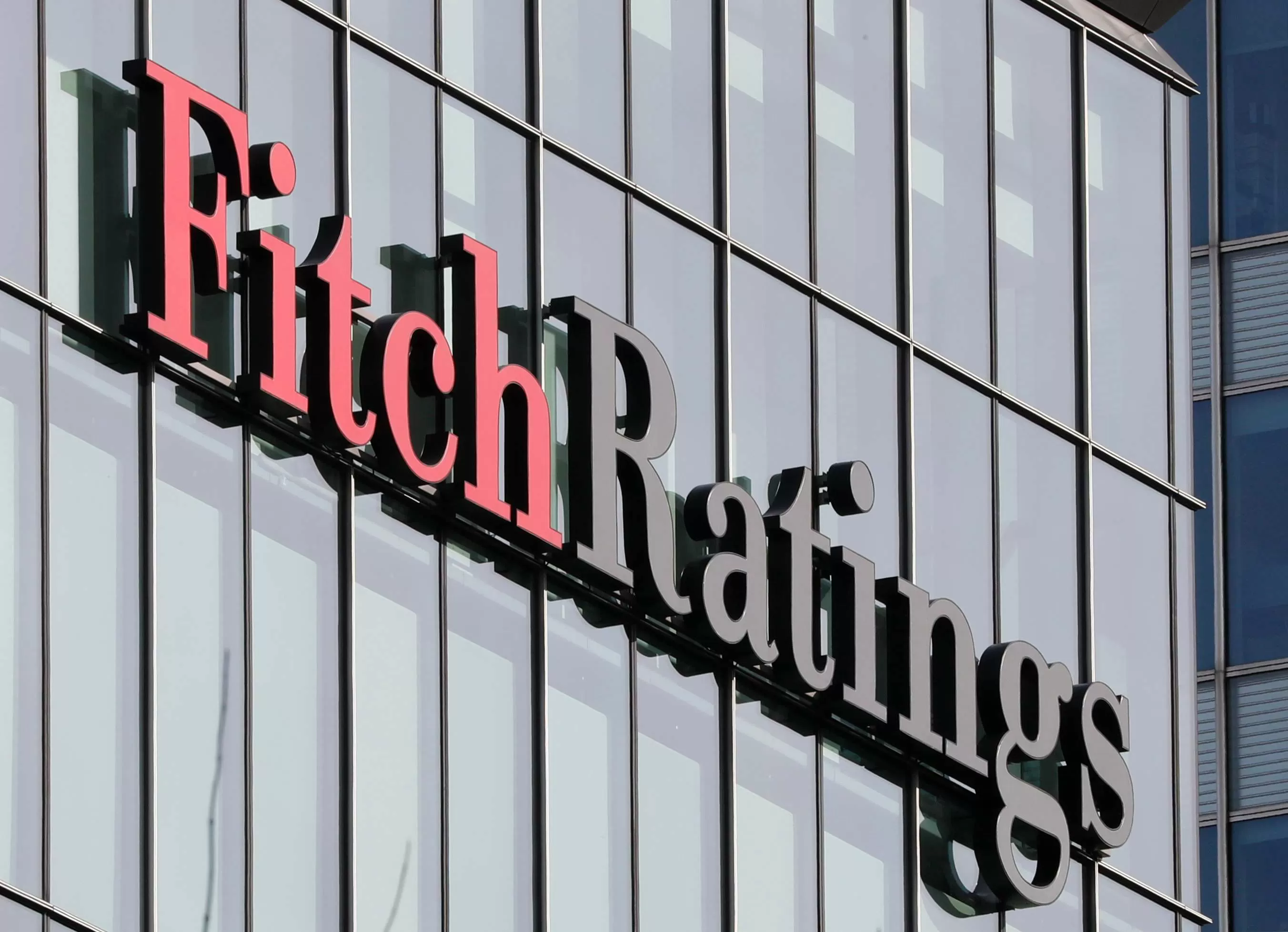 Fitch: Ambiente regulatório favorável impulsiona onda de fusões bancárias nos EUA