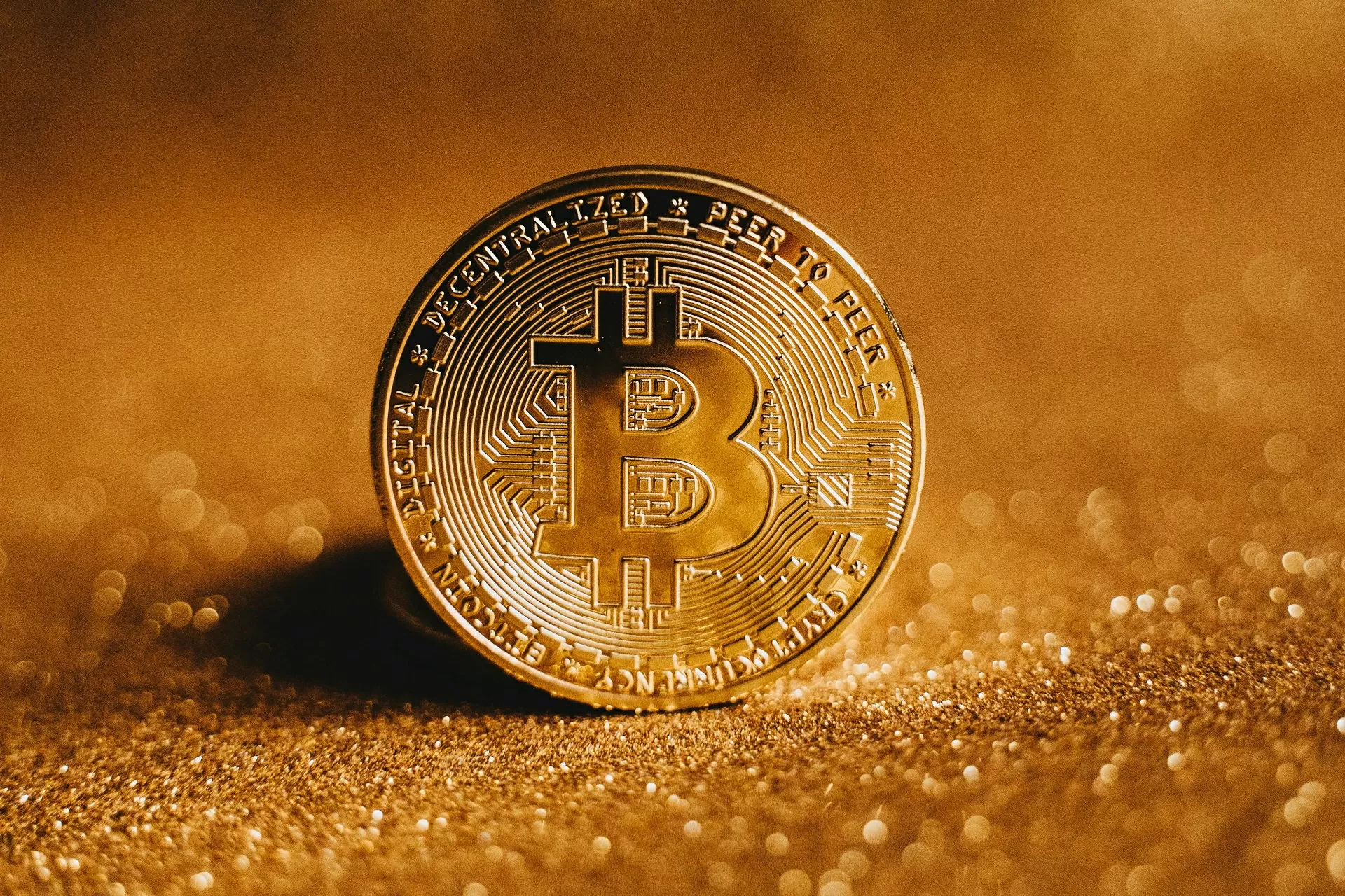 Bitcoin hoje: cripto sobe com compras institucionais em cenário de incerteza global