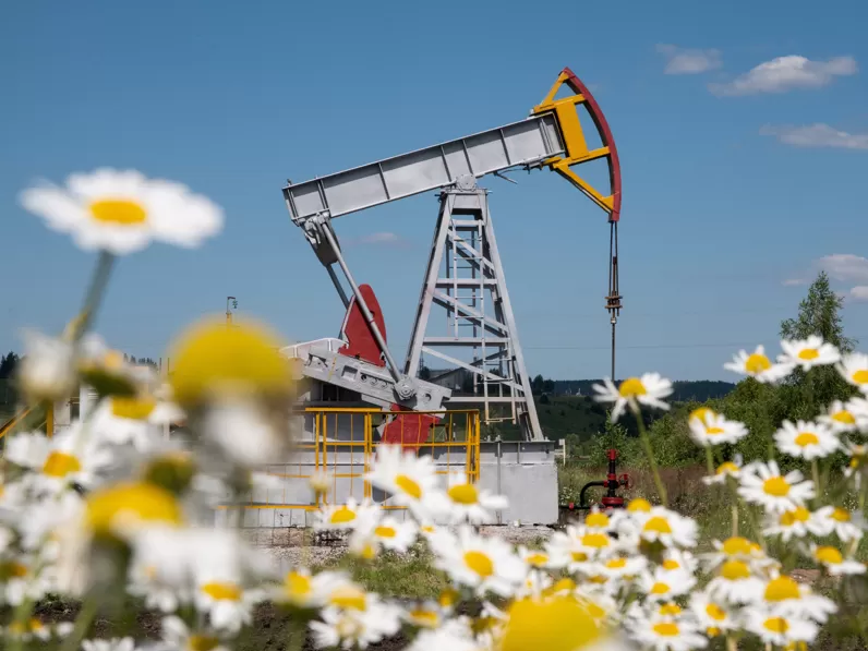 Petróleo caminha para maior queda anual desde 2020