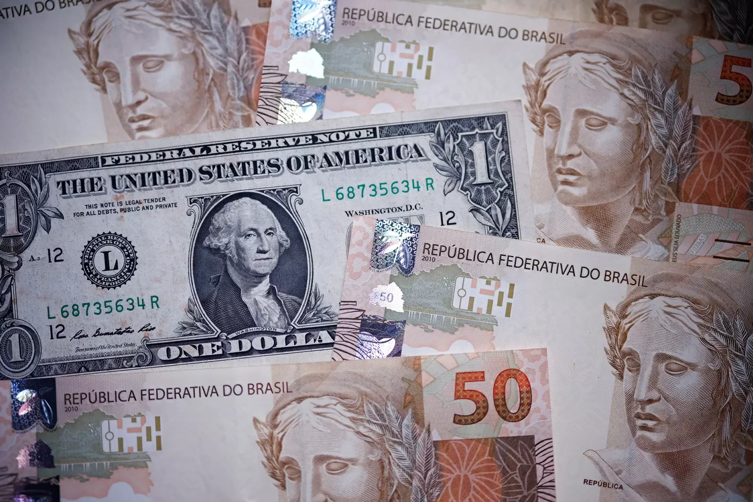 Dólar hoje sobe a R$ 5,24, acompanhando exterior após divulgação de ata do Fed