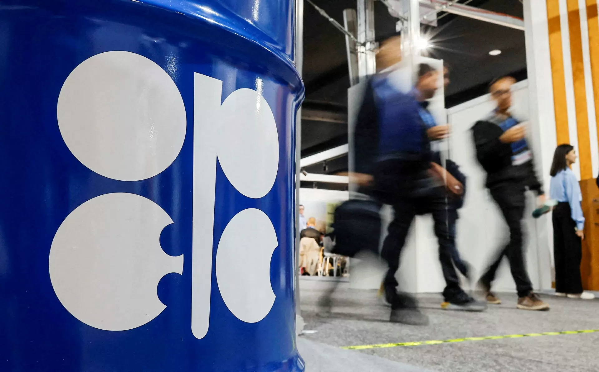 Opep+ concorda em princípio em manter produção de petróleo inalterada, dizem fontes