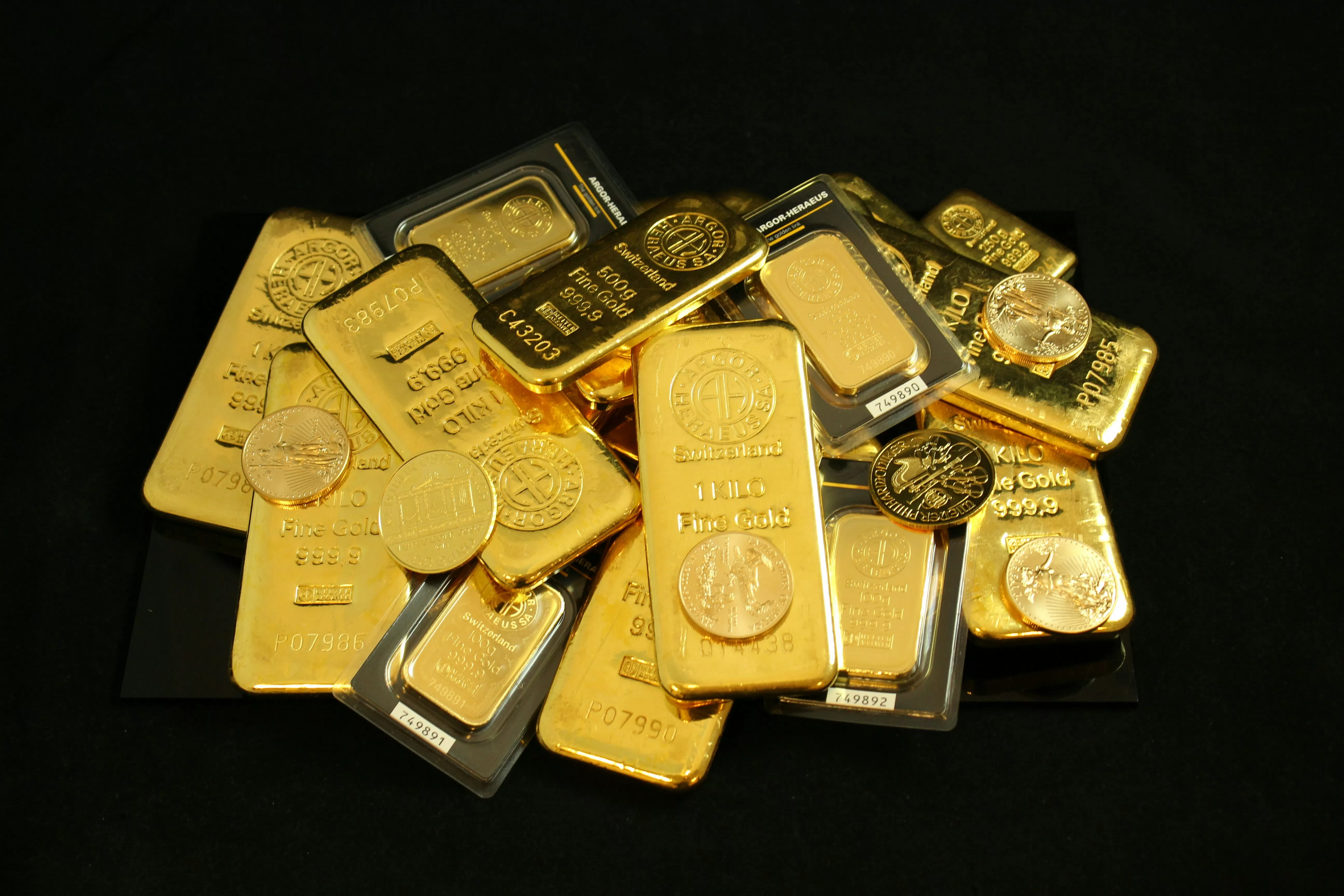 Ouro fecha em alta de 2% e retoma patamar de US$ 5 mil, com dólar fraco e tensões