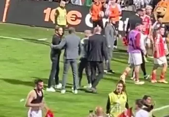 Novas imagens mostram Schmidt a ser agarrado depois de levar com garrafa