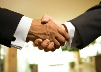 No mundo, setor de seguros foca em fusões e aquisições; já Brasil consolida negócios