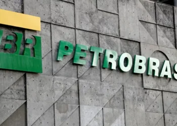 Vale comprar Petrobras (PETR4) para receber dividendo “polêmico”? Analistas divergem