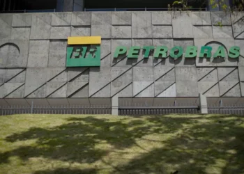 Petrobras (PETR4) descola da cotação do petróleo e fecha em baixa 0,52% nesta quarta
