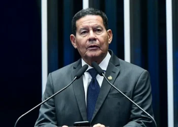 “Sou um homem de 70 anos”, diz Mourão ao ser questionado por omissão em enchentes