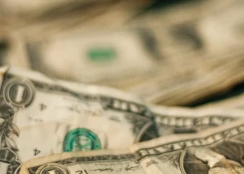 “Economia: Recursos escassos e distribuição para necessidades humanas”