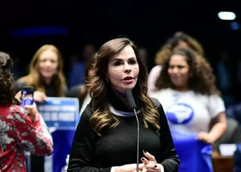 Senado aprova bolsa de graduação de R$ 700, que vai à sanção de Lula