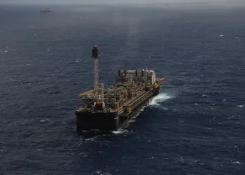 Demanda de petróleo deve atingir pico em 2029, diz IEA; excesso de oferta se aproxima