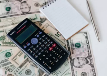 Dólar fecha em queda e acumula 0,58% de perda na semana, seguindo fraqueza externa