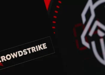 CrowdStrike: ação desaba 11% após empresa causar falha cibernética que afetou o mundo