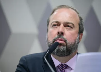 Petrobras (PETR4) não tem necessidade de elevar investimentos agora, diz ministro