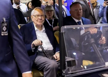 Por que Warren Buffett vendeu Apple? Mercado cria “teoria Coca-Cola”