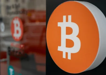 Bitcoin acelera ganhos e rompe US$ 62 mil com impulso do Fed