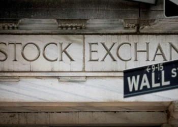 Bolsas de NY caem forte após aposta de Fed moderado para corte de juro ganhar força