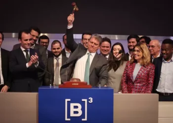 Sob protestos e forte esquema de segurança, Consórcio SP + Escolas vence leilão em SP