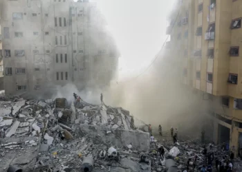 Dezenas são feridos em ataque contra prédio em Gaza, dizem médicos