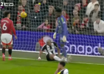 Erros atrás de erros. Manchester United voltou a sofrer neste lance