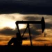Petróleo fica estável; com previsão de superávit da IEA e otimismo com corte de juros