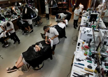 Confiança de serviços tem leve queda refletindo cautela com futuro, mostra FGV