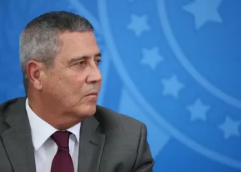 Braga Netto fala em fragilidade de provas e tenta fulminar delação de Cid