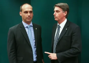 Eduardo Bolsonaro faz montagem comparando Moraes com o rei Luís XIV