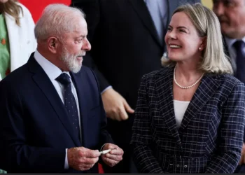 Gleisi faz aceno a Haddad em posse e diz que trabalhará por agenda econômica