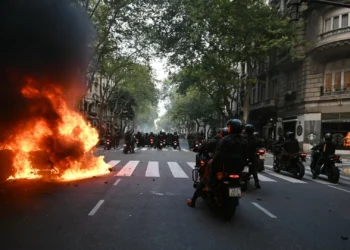 Confrontos entre polícia e manifestantes pelas reformas na Argentina