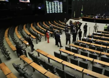 Câmara cita “convulsão” e pede que STF adie 7 perdas de mandato