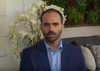 PGR se opõe ao pedido do PT para apreender passaporte e investigar Eduardo Bolsonaro