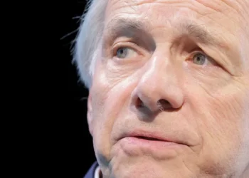 Ray Dalio diz que guerra comercial de Trump colocou EUA “perto de uma recessão”