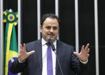 CCJ da Câmara rejeita recurso de Glauber Braga; cassação vai para votação no plenário