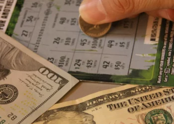 “Felicidade”. Homem sem-abrigo ganha 1 milhão de dólares em raspadinha