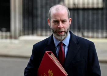 Reino Unido descarta retaliação a tarifas dos EUA e procura “acordo”