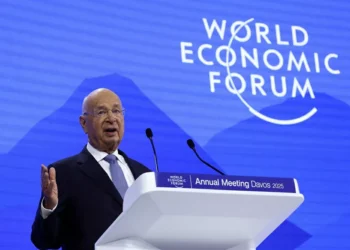 Fundador do Fórum Econômico Mundial deixa cargo de presidente do conselho