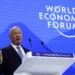 Fundador do Fórum Econômico Mundial deixa cargo de presidente do conselho