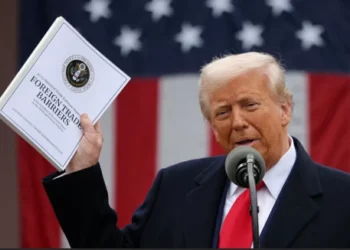 Futuros de índices dos EUA caem com imposição de tarifa global de 10% por Trump