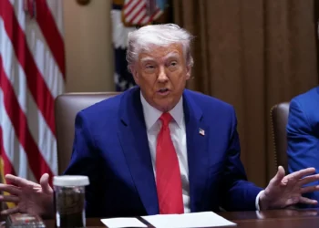 DealBook: em 100 dias, Trump abalou mercados, cortou gastos e atacou instituições