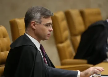 Mendonça vota para afastar Moraes do julgamento do golpe e abre nova crise no STF